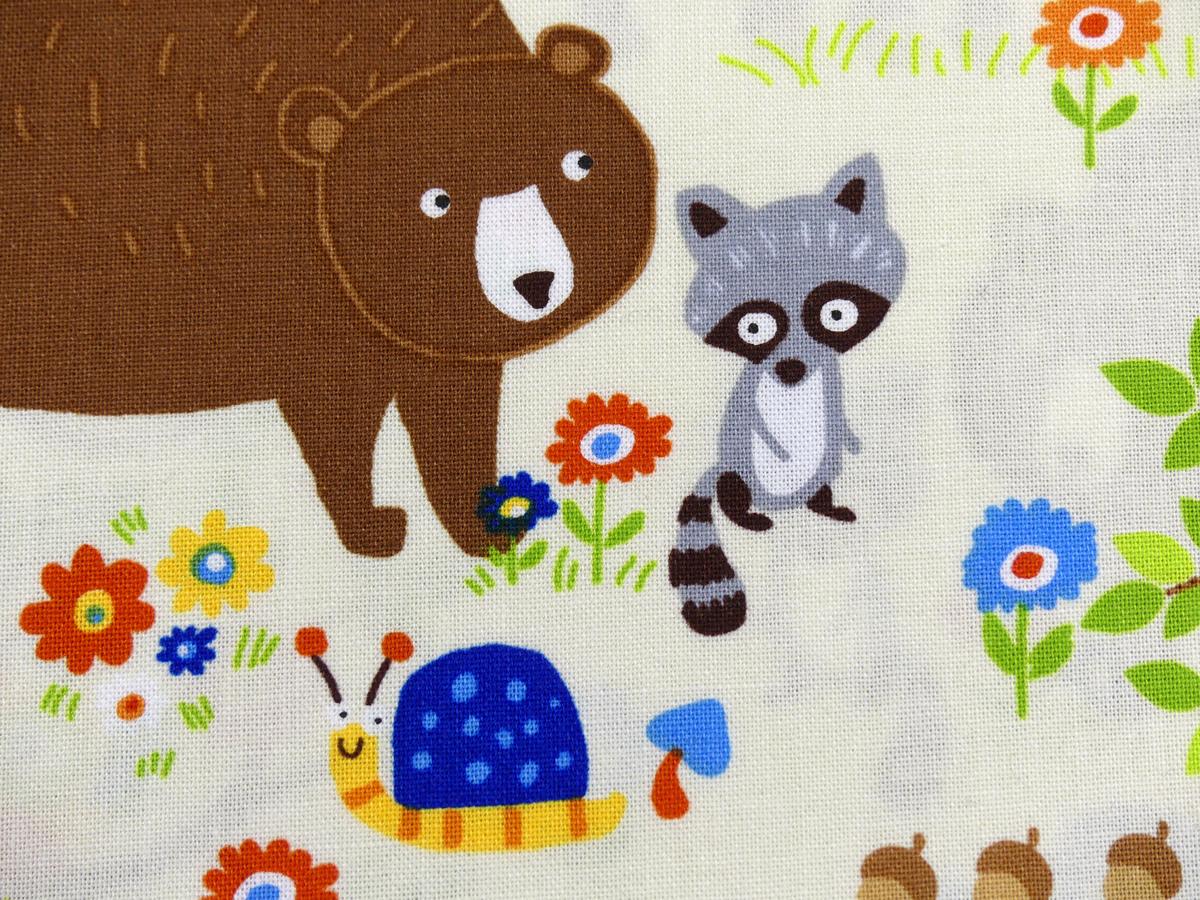 Patchwork Stoff Nahansicht Waschbär Bär Schnecke